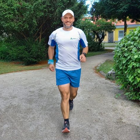 Volker Ehmann beim Alphalauf – achtsames Laufen im Gesprächstempo zur Stressreduktion